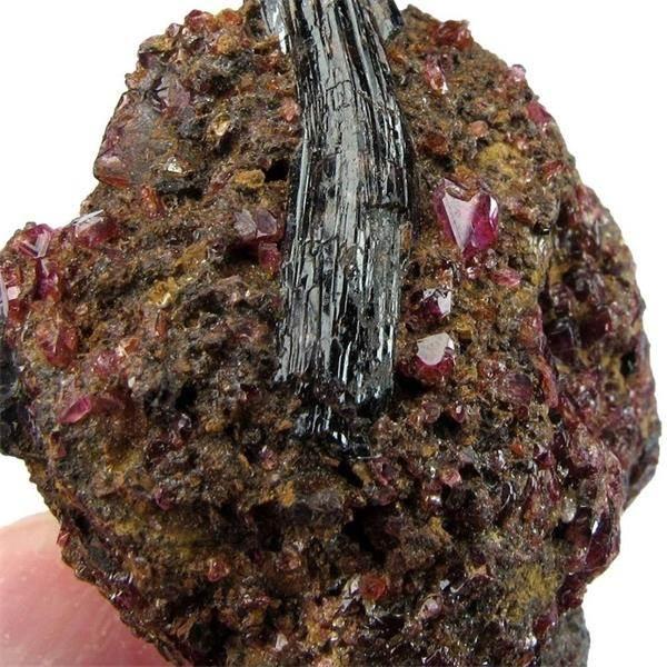 硅硼钙铝石,每克300,000美元. 硅硼钙铝石可能是地球上最罕见的宝石.