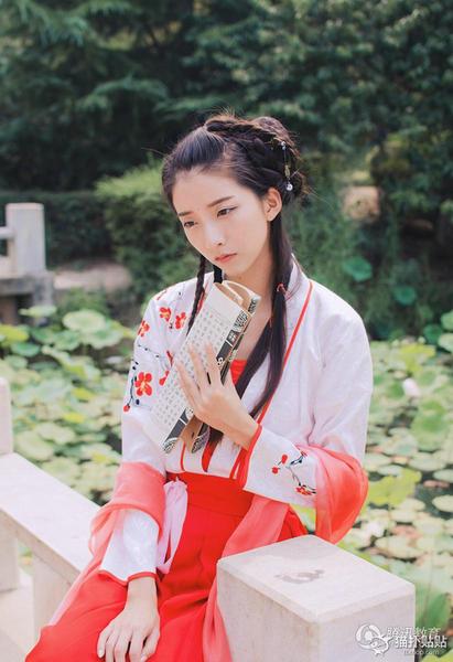 武汉大学汉服女神在微博中晒出一组古装写真图片