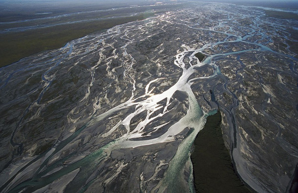 辫状河是由河流不断分流成许许多多细小支流而形成的.