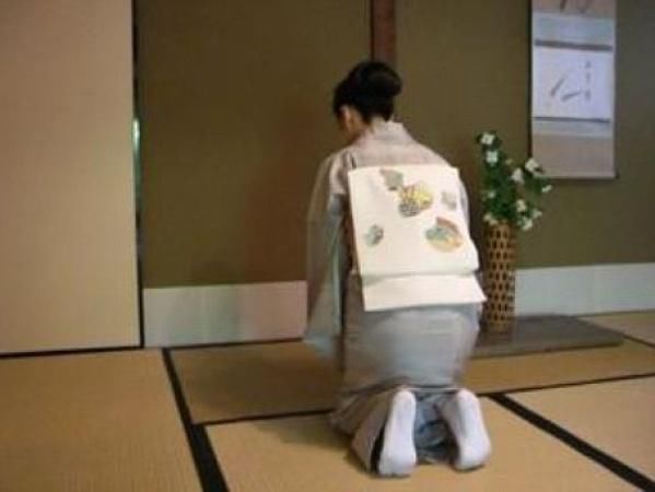 日本女人为何总是跪着服务?礼数大有讲究