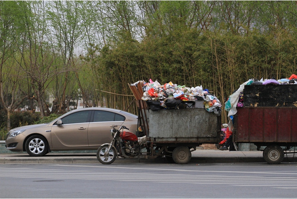 【组图】街拍郑州,街拍美女高凸的骆驼趾,街拍