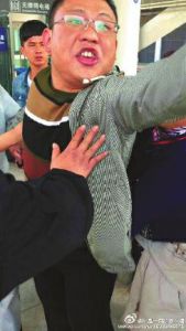 江西上饶团委干部高铁站打人 官方:已赔礼道歉