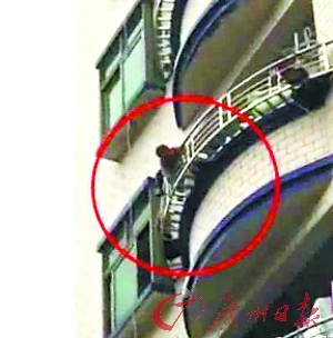男孩从5楼阳台坠落瞬间 街坊拉棉被接住(图)
