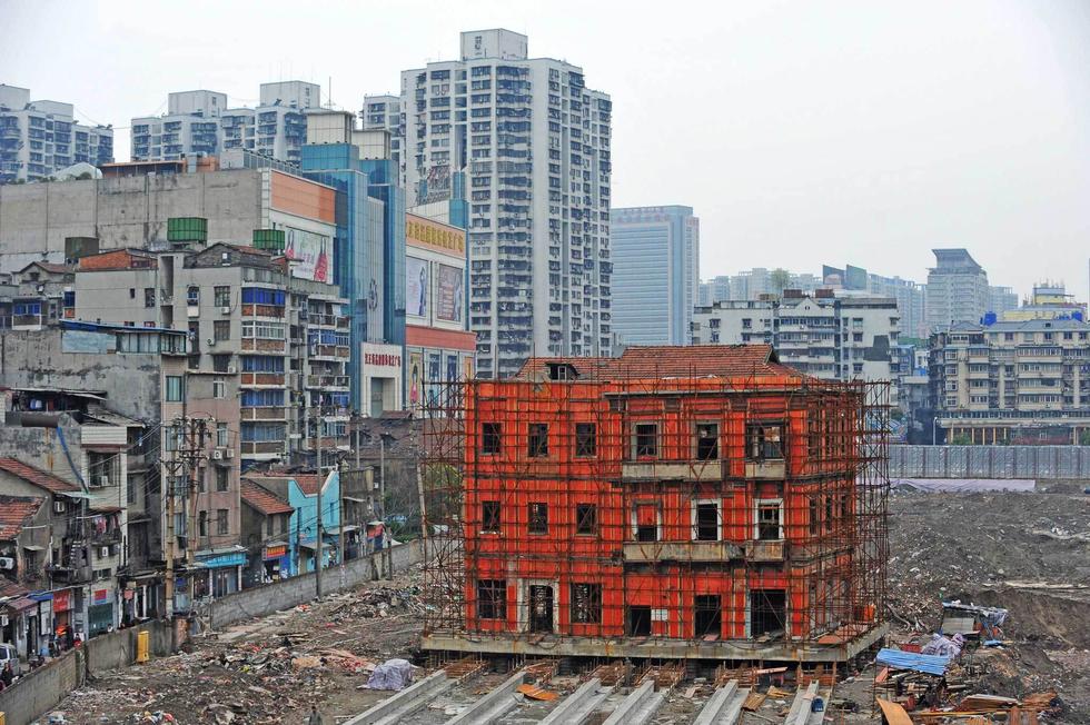 3月9日,位于武汉中山大道长堤街附近的一栋老建筑,将进行整体平移.