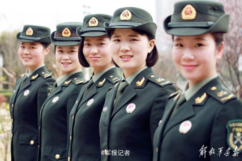 军区的女兵们.