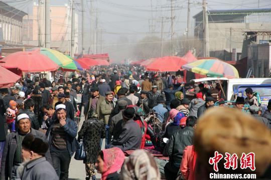 新疆南部商贸重镇巴楚县色力布亚镇,该镇的巴扎日人流超过10万.