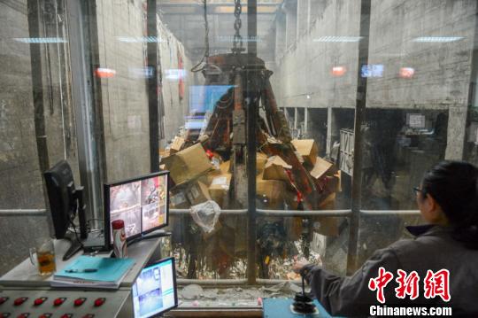 上海集中销毁3800余公斤不合格进口服装 焚烧