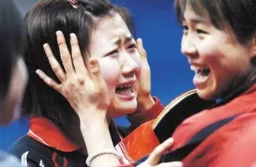 2008年丨团体世乒赛战胜韩国队 激动哭了