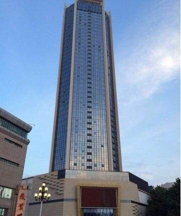 绵阳新益大厦 但现在的标志性建筑是瀚威城市中心,45层高168米.