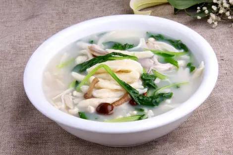 材料:2两,小白菜1把,香菇8朵,青葱2根,中筋面粉2杯,蛋1颗,虾米