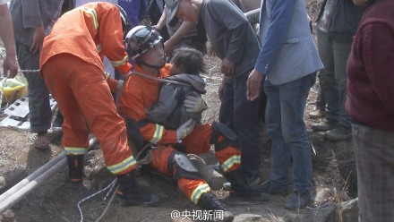 5岁男孩掉30米深洞 警民齐力救援