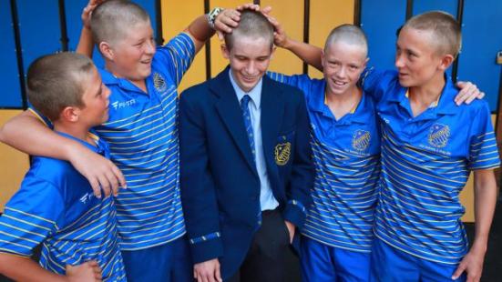 澳大利亚一名男孩因为妹妹罹患白血病，自己坚持剃光头，坚守对陪伴妹妹的承诺。
