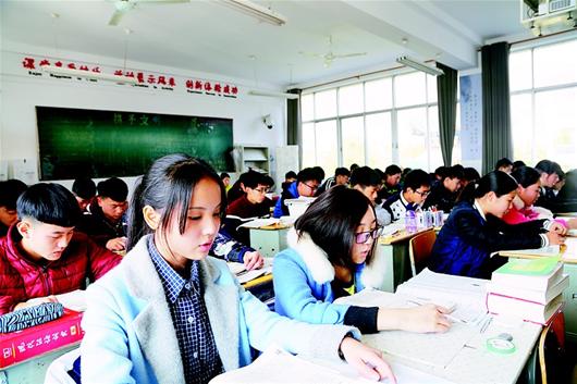 湖北日报讯 图为:昨日兴山一中高二七班学生在上课. 视界网 王维 摄