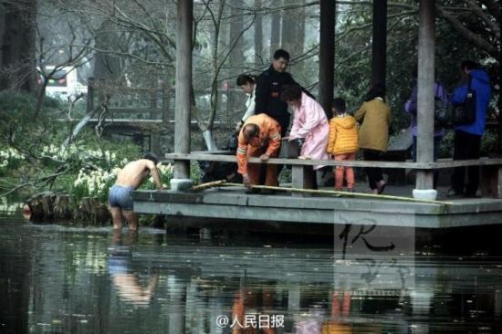 3月6日上午,杭州太子湾公园一女游客拍照时不小心把手机掉进了湖里,正在不远处工作的绿化工老葛,二话不说,脱掉衣服就跳进冰冷的水里,为游客捞手机<b