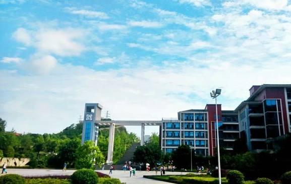 四川外国语大学,背靠歌乐山,绿树成荫,环境幽雅 去看看穿越校区的