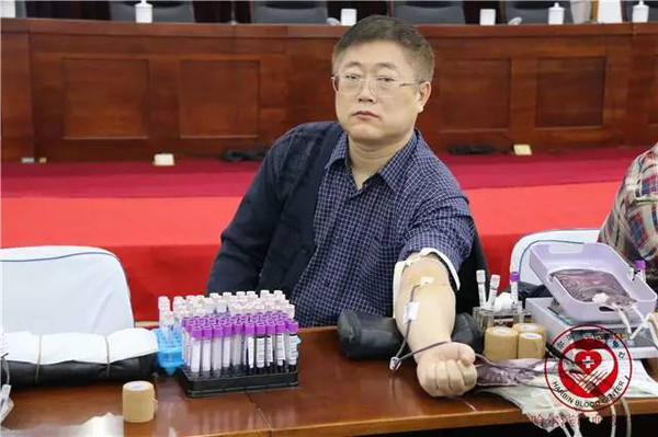 办公室主任顾跃义正在献血