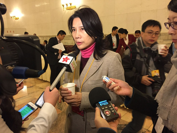 董明珠被媒体包围-独家丨董小姐说,格力汽车大街上已经有跑的了高清图片