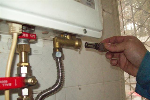 6. 卸下燃气热水器的进水接口处的进水滤网