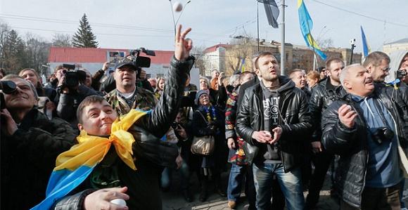 俄罗斯驻乌克兰大使馆遭冲击民众投掷鸡蛋砖块