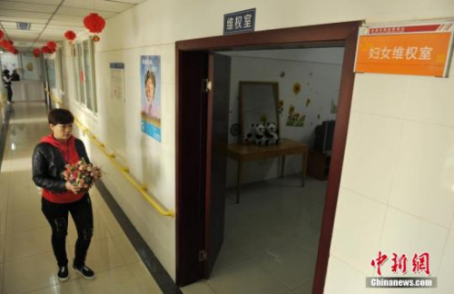 材料图:成都会主妇维权救济核心10年来已前后为30余名家庭暴力受益人供给了暂时生计帮忙、心思安慰和法令援助等。图为本年3月3日,作业人员点缀暂时保护屋。 中新社记者 刘忠俊 摄