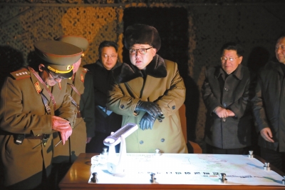 朝中社3月11日提供的照片显示，金正恩（中）日前观摩了朝鲜人民军战略部队弹道火箭发射训练。新华社发