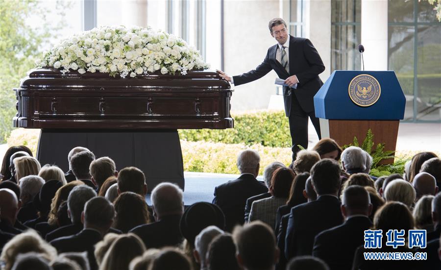 在美国南加州锡米瓦利,美国前总统小布什及夫人出席南希·里根的葬礼