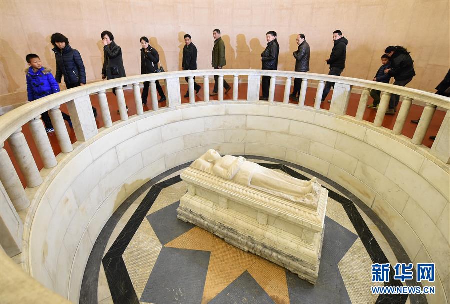 南京市各界人士在中山陵举行谒陵仪式,纪念伟大的民主革命先行者孙