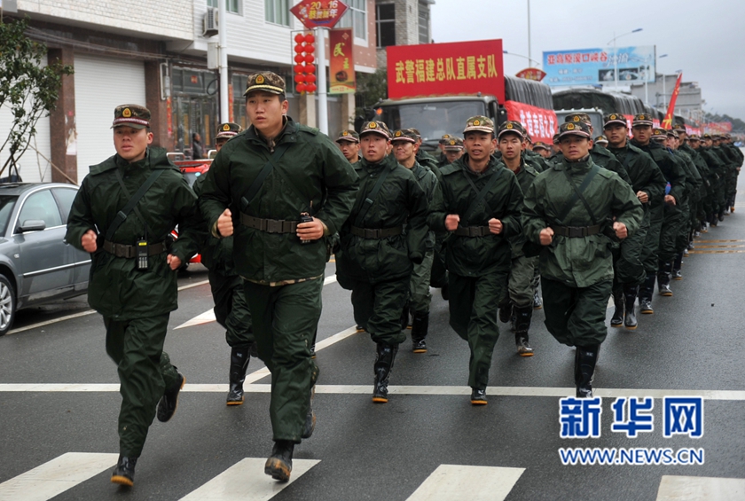 3月10日,武警福建总队直属支队官兵冒雪在宁德市周宁县浦源镇大麻岭