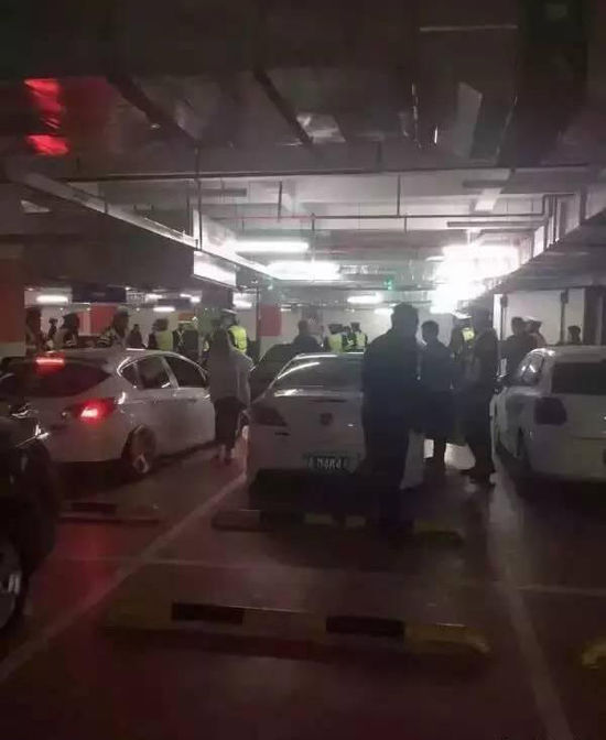 警方突击检查北京银河SOHO地下车库改装车聚会