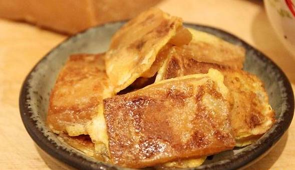 美食发现地:潮东东潮州菜 潮汕人吃甜粿,一定要将它切片,然后蘸鸡蛋煎