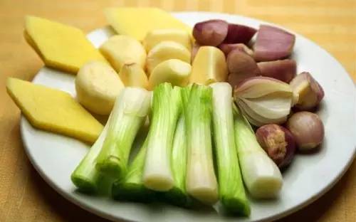 可适当进食养阳如葱,蒜,生姜,韭菜,红枣,苹果等蔬果.