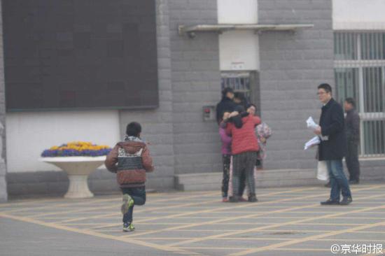 南京虐童案养母出狱 被虐男童生母下跪迎接(组图)今天