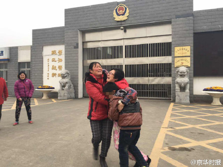 南京“虐童案”养母出狱：生母携养子迎接
