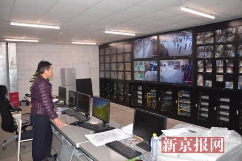 郭松业打扒工作室”内,郭松业查看监控。