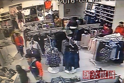 监控录像,两嫌疑人正在服务店内观察。