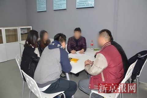 郭松业打扒工作室”内,郭松业教授年轻队员反扒知识。本组图片来自警方
