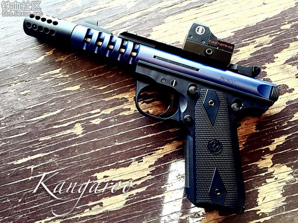 枪械库:穿过美女的.22情趣用品Ruger22/45Tac适合的情趣内衣女士图片