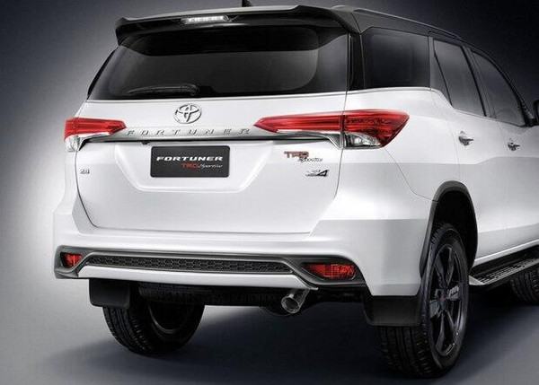 丰田奔跑者fortuner trd sportivo特别版车型换装了trd公司