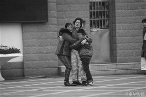 南京虐童案养母出狱 生母当场下跪痛哭