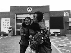 南京虐童案养母出狱 生母当场下跪痛哭