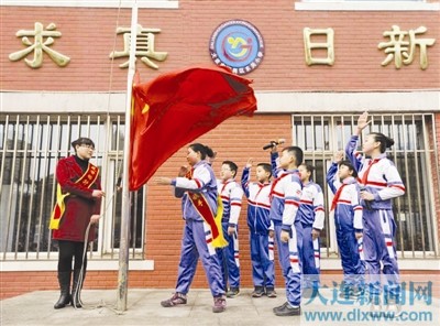 东关小学的母女升旗手(图),小学升旗仪式主持词