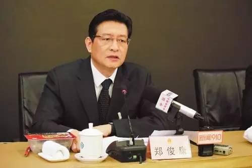 柳州市委书记郑俊康在广西代表团开放日现场拿出盒装螺蛳粉