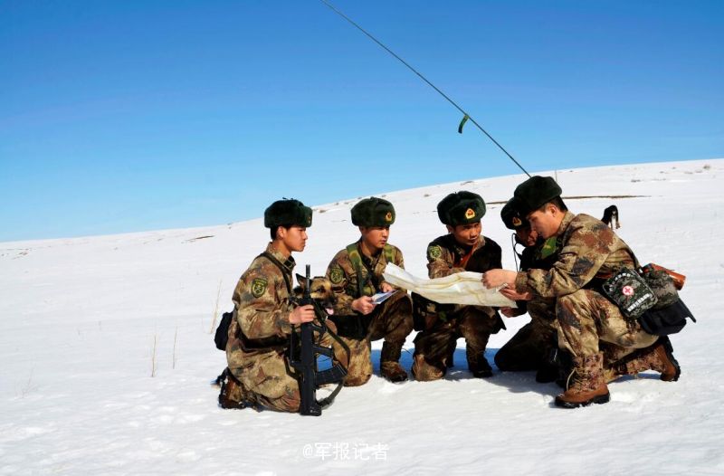 西北边陲新疆边防兵踏雪巡逻(组图)