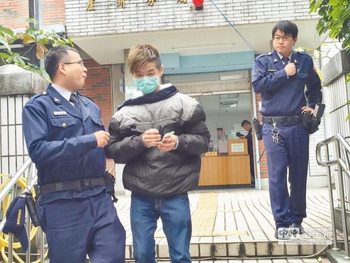 两男子拒临检开车逃逸 警察连开12枪打爆轮胎