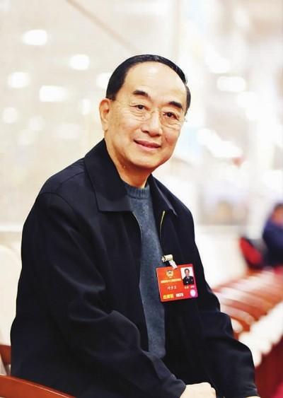 “你要想成为角儿,不能不以严格标准要求自己。艺术不能凑合,首先要肯吃苦,要做明白的演员,不要做糊涂的戏匠。”全国政协委员、著名京剧小生叶派传人叶少兰在接受本报记者采访时,表达了他对青年京剧演员的期许。