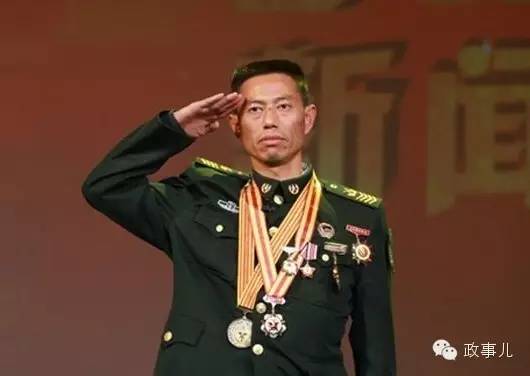 与副国级以上官员同坐主席台的基层代表是谁