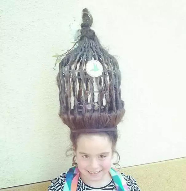 正文  在美国,很多小学每年都会举办一个 crazy hair day(疯狂头发日)