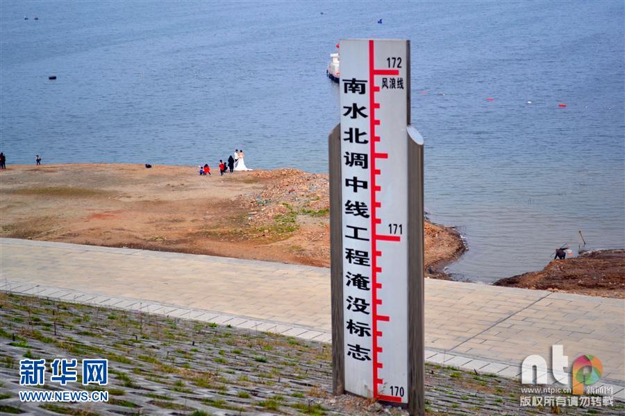 3月14日,一次次水位回落线清晰可见.