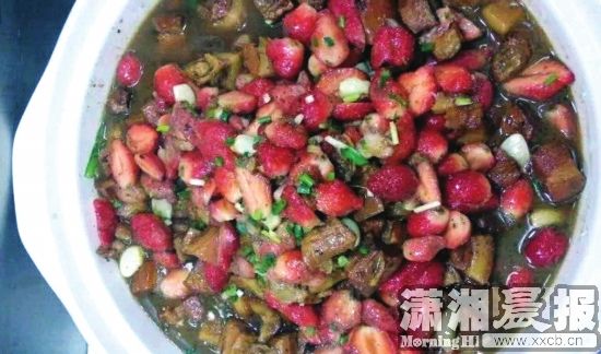 湖南大学食堂推出新菜：草莓红烧肉(图)