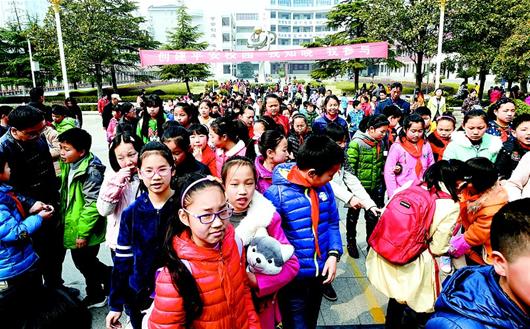 湖北日报讯 图为:应城市一小学中午放学后,学生们涌向校门.